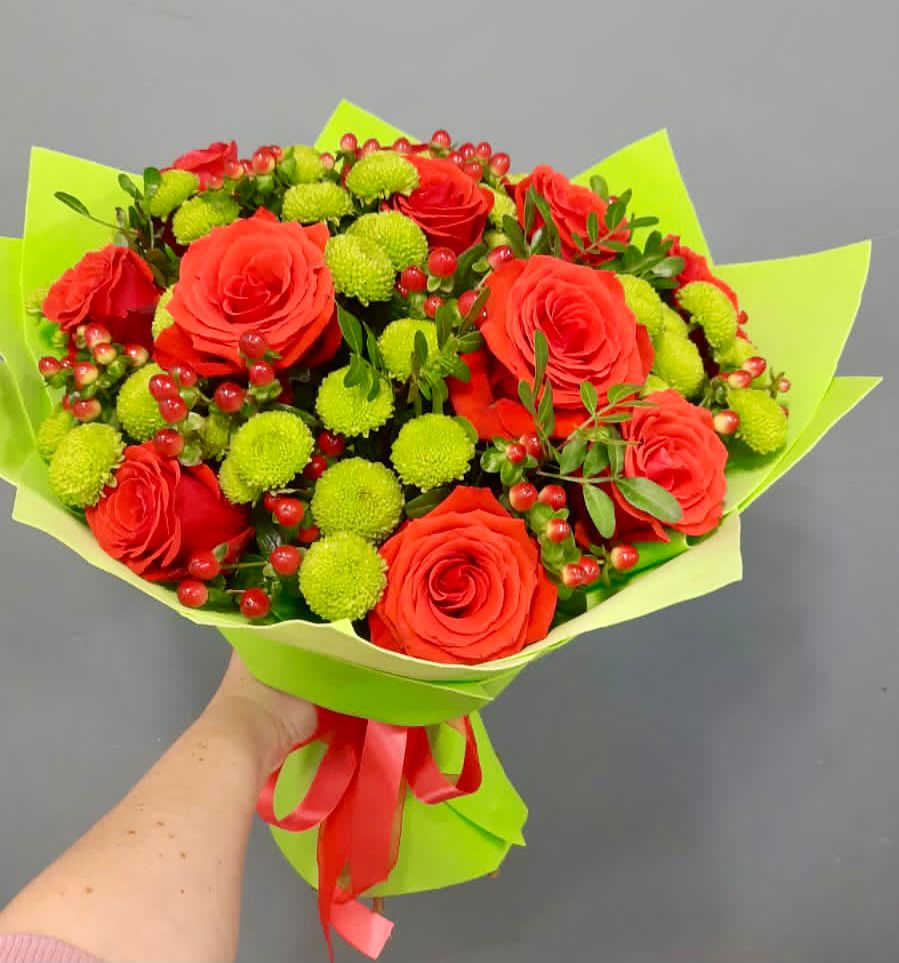 Букет цветов из: Хризантемы и Розы в Архангельске