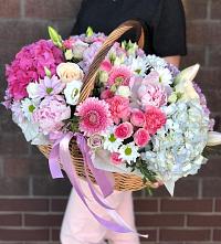 Цветочная композиция из Розы, Хризантемы, Пионы и Лизиантусы в корзине в Архангельске