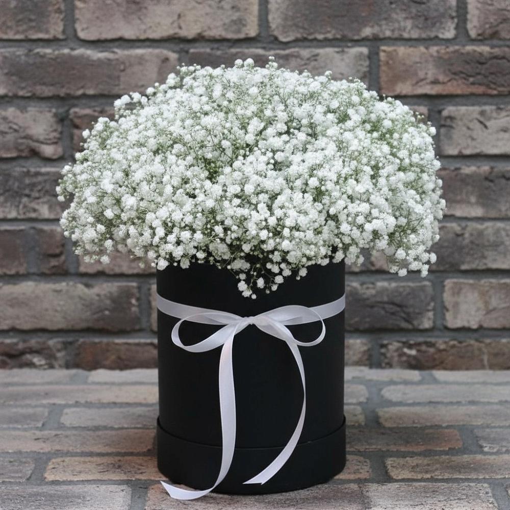 Цветочная композиция из Гипсофила в шляпной коробке в Архангельске