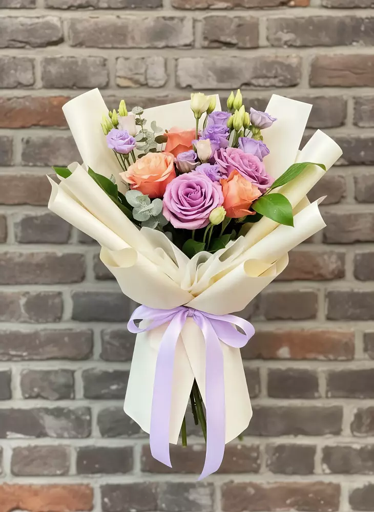 Букет цветов из: Лизиантусы и Розы в Архангельске