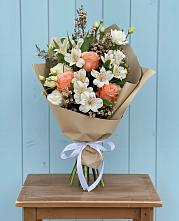 Букет цветов из:  Альстромерии, Лизиантусы, Розы и Хризантемы в Архангельске