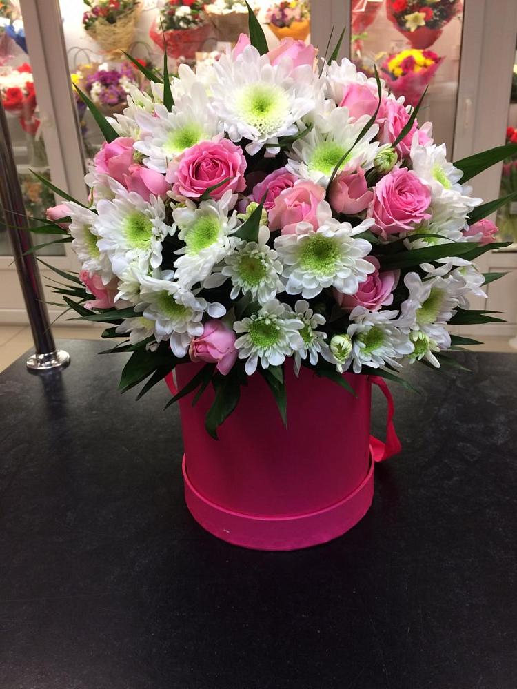 Цветочная композиция из Розы и Хризантемы в шляпной коробке в Архангельске