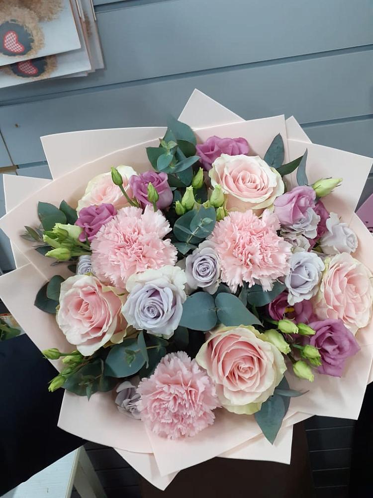 Букет цветов из: Розы, Гвоздики и Лизиантусы в Архангельске