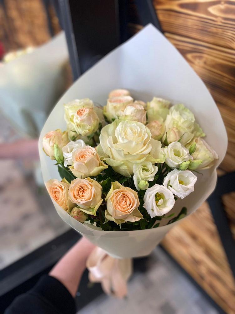 Букет цветов из: Розы и Лизиантусы в Архангельске